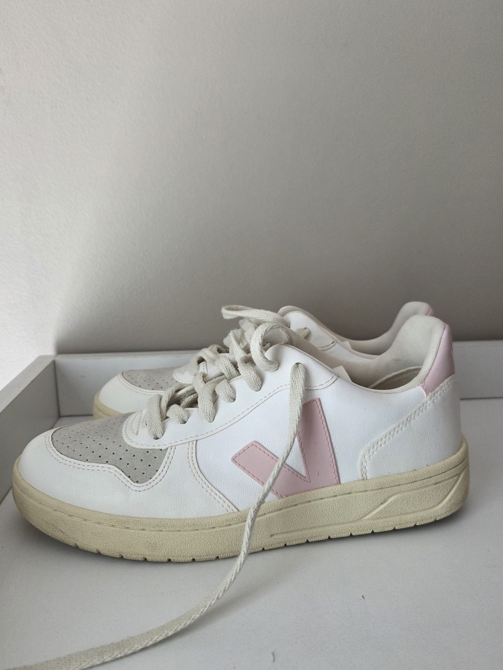 Veja Women’s White and Pale Pink V-Logo Sneakers Sz 6/37